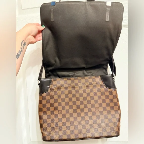 *Beautiful* Authentic Louis Vuitton - Damier Ebene Messenger Bag - Picture 13 of 16